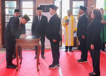 Prosesi pelantikan 79 Pejabat Administrator (Eselon III) dan Pejabat Pengawas (Eselon IV) di Lobby Balai Kota lantai dua.