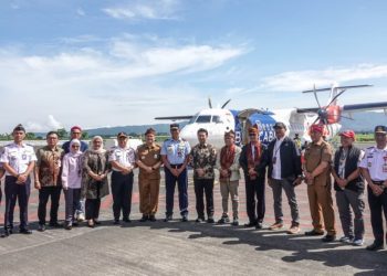 Wakil Gubernur Jatim Emil Elestianto Dardak menyambut kedatangan penerbangan perdana Wings Air rute Lombok–Malang di Bandara Abdulrachman Saleh, Malang.