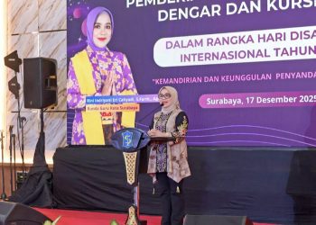 Bunda Guru Surabaya Rini Indriyani dalam memperingati Hari Disabilitas Internasional 2025, di SMPN 12 Surabaya.