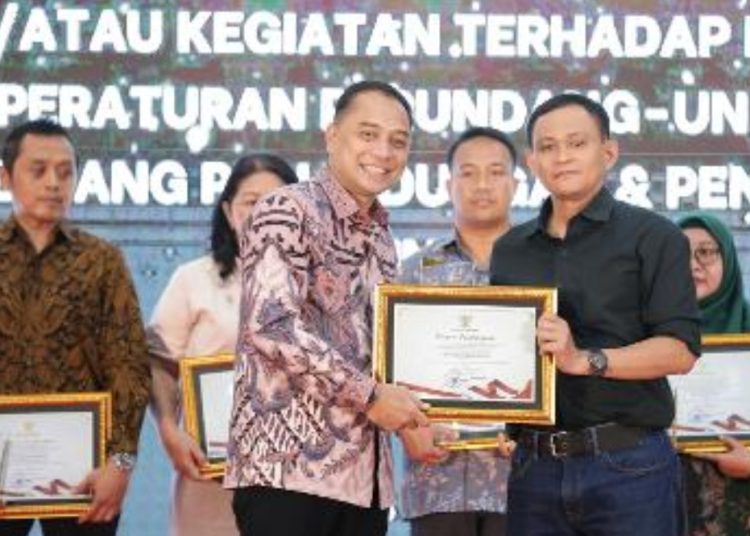 Pemberian penghargaan kepada pelaku usaha yang taat lingkungan.