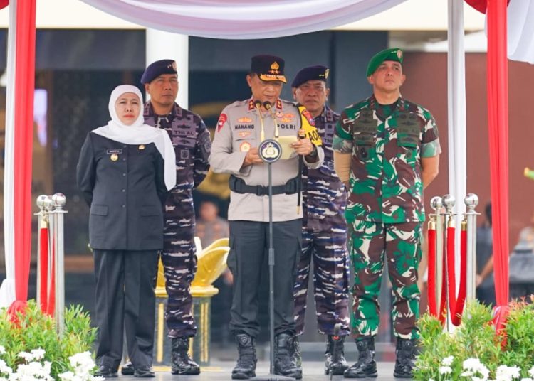 Kapolda Jatim Irjen Pol Nanang Avianto saat memimpin apel operasi lilin Semeru 2025.