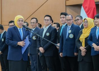 Pelantikan Penguru Pusat IKA UNAIR Masa Bakti 2025–2030 dalam prosesi yang digelar di Plaza Universitas Airlangga (UNAIR) Surabaya.