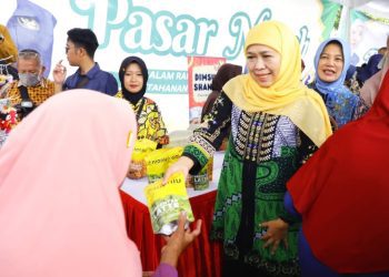 Gubernur Khofifah saat menghadiri Pasar Murah Ke-300 di Desa Kapas Bojonegoro.