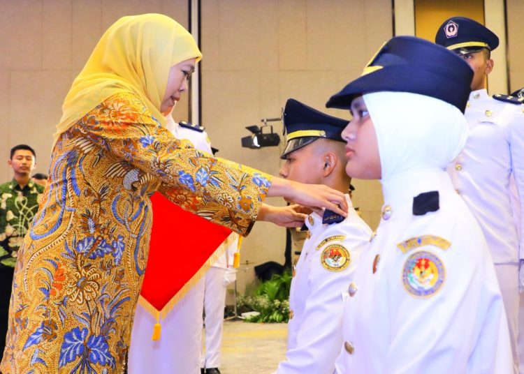 Gubernur Jawa Timur Khofifah Indar Parawansa dalam Stadium General Penguatan Nilai Kepamongprajaan yang digelar di Dyandra Convention Center, Surabaya.