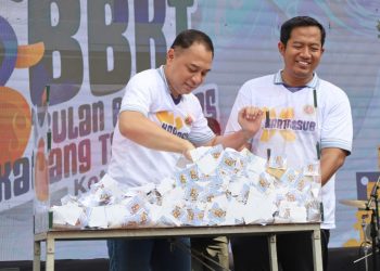 Ketua Karang Taruna Kota Surabaya, Febryan Kiswanto bersama Wali Kota Surabaya Eri Cahyadi