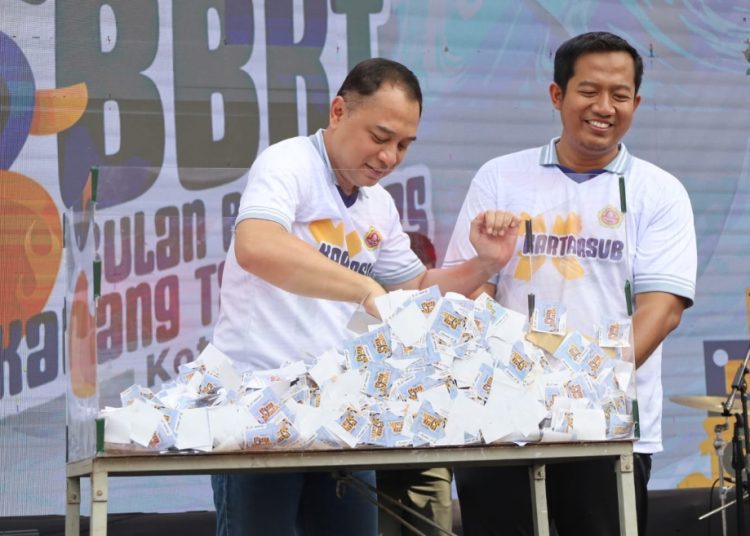 Ketua Karang Taruna Kota Surabaya, Febryan Kiswanto bersama Wali Kota Surabaya Eri Cahyadi