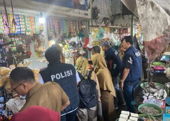 Tim Satgas pangan dari Polrestabes Surabaya dan DInas Ketahanan Pangan dan Pertanian Surabaya melakukan sidak di Pasar Pegirian.