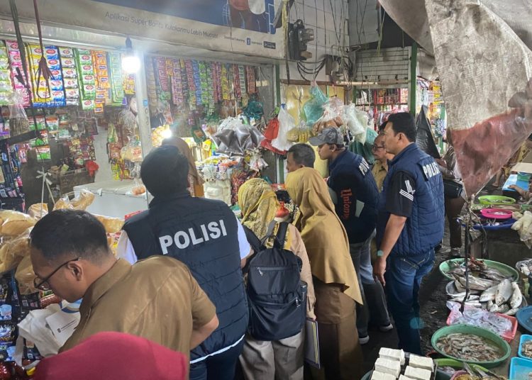 Tim Satgas pangan dari Polrestabes Surabaya dan DInas Ketahanan Pangan dan Pertanian Surabaya melakukan sidak di Pasar Pegirian.