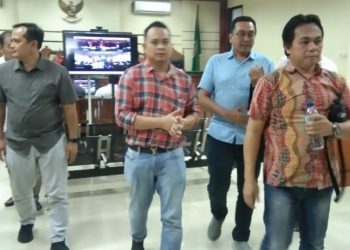 Para saksi meninggalkan ruang sidang.