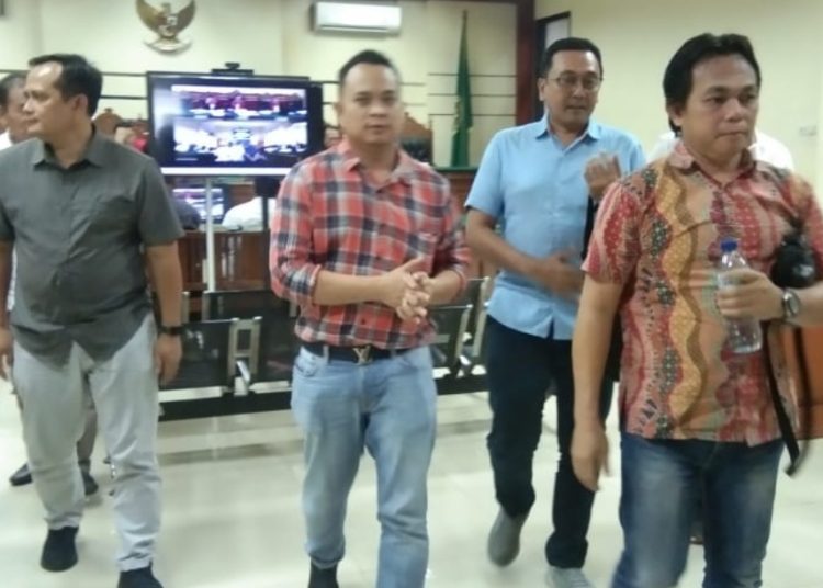 Para saksi meninggalkan ruang sidang.