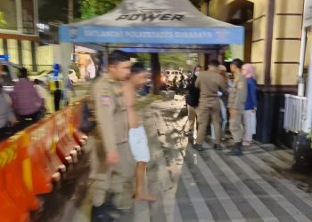 Terduga pelaku curanmor diserahkan ke kantor polisi untuk proses lebih lanjut l.