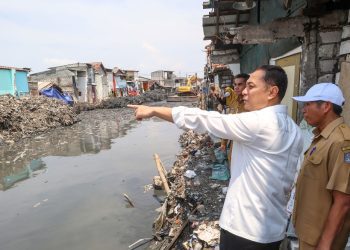 Wali Kota Surabaya, Eri Cahyadi saat inspeksi mendadak di kawasan Sungai Kalianak.