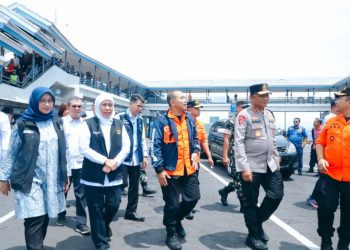 Gubernur Jawa Timur Khofifah Indar Parawansa bersama Kepala Basarnas Marsekal Madya TNI Muhammad Safii meninjau pelayanan angkutan Tahun Baru 2026 di Pelabuhan Penyeberangan ASDP Ketapang, Banyuwangi.