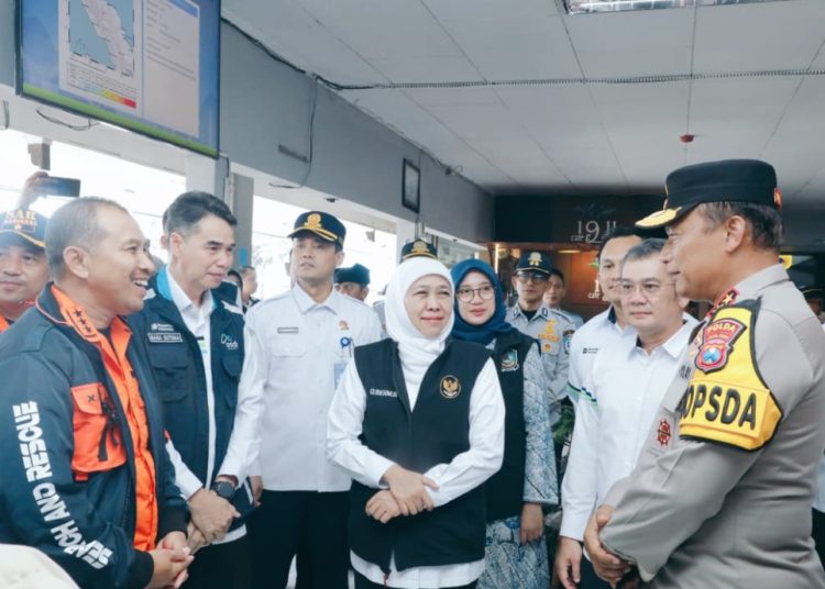 Gubernur Jawa Timur Khofifah Indar Parawansa bersama Kepala Basarnas Marsekal Madya TNI Muhammad Safii meninjau kesiapsiagaan kebencanaan laut serta pelayanan angkutan Tahun Baru 2026 di Pelabuhan Penyeberangan ASDP Ketapang, Banyuwangi.