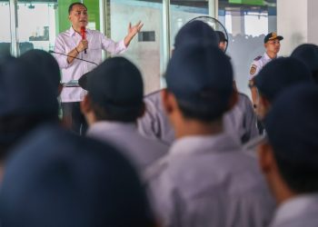 Wali Kota Surabaya Eri Cahyadi saat memimpin apel pagi bersama jajaran Dishub, para driver dan helper Suroboyo Bus serta Feeder Wira-Wiri, hingga juru parkir di Terminal Intermoda Joyoboyo.
