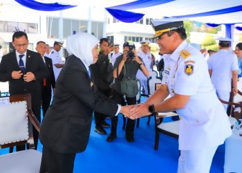 Gubernur Jawa Timur Khofifah Indar Parawansa saat menghadiri peringatan Hari Armada RI ke-80 di Koarmada II, Dermaga Ujung Surabaya.
