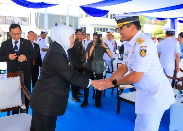 Gubernur Jawa Timur Khofifah Indar Parawansa saat menghadiri peringatan Hari Armada RI ke-80 di Koarmada II, Dermaga Ujung Surabaya.