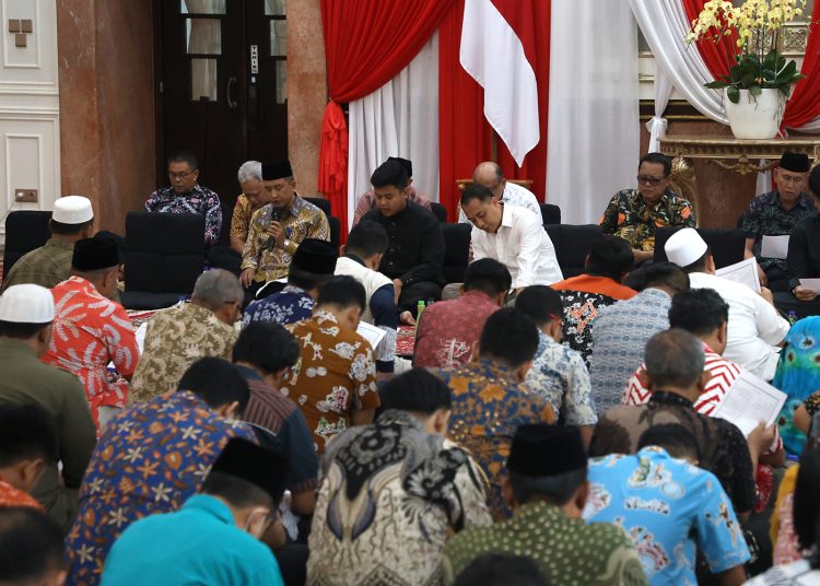 Pemkot Surabaya menggelar istighotsah bersama untuk warga terdampak bencana longsor dan banjir bandang Sumatera di lobi lantai 2 Balai Kota.