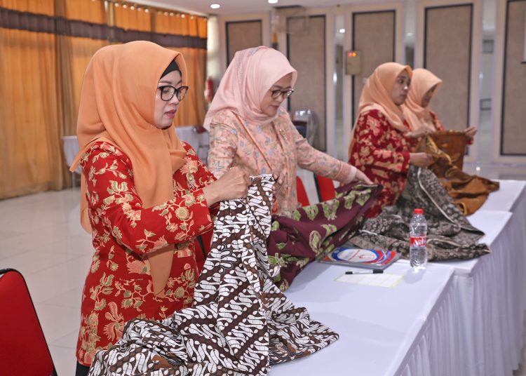 Pelatihan teknik mewiru kain jarit dan tata cara berkebaya oleh Dharma Wanita Persatuan.