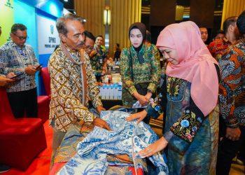 Gubernur Jawa Timur Khofifah Indar Parawansa mengunjungi salah satu stan dalam misi dagang dan investasi perdana Tahun 2026 Provinsi Jawa Timur dengan Jawa Tengah di Ballroom PO Hotel Semarang.