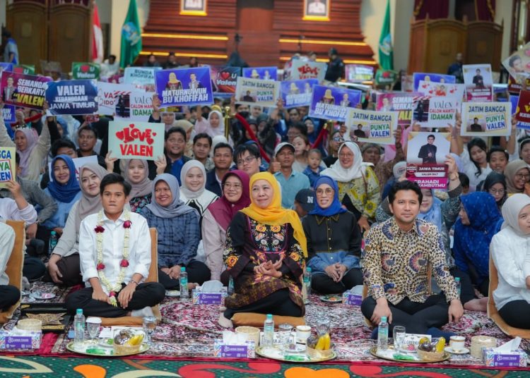 Penyambutan khusus untuk sang juara D'Academy 7, Achmad Valen Akbar di Gedung Negara Grahadi