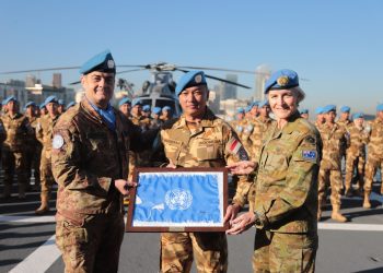 Pertukaran cenderamata menjelang berakhirnya masa penugasan Satgas MTF TNI di Dermaga Nomor 4, Pelabuhan Beirut, Lebanon.