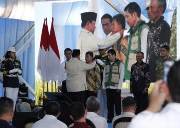 Penganugerahan penghargaan kepada beberapa tokoh yang saat acara panen raya dan pengumuman swasembada beras yang digelar di Kabupaten Karawang, Jawa Barat.