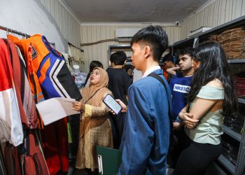 Kolaborasi internasional para mahasiswa dari Universitas Kristen (UK) Petra dan Singapore University of Technology and Design di Koperasi Sumber Mulia Barokah.