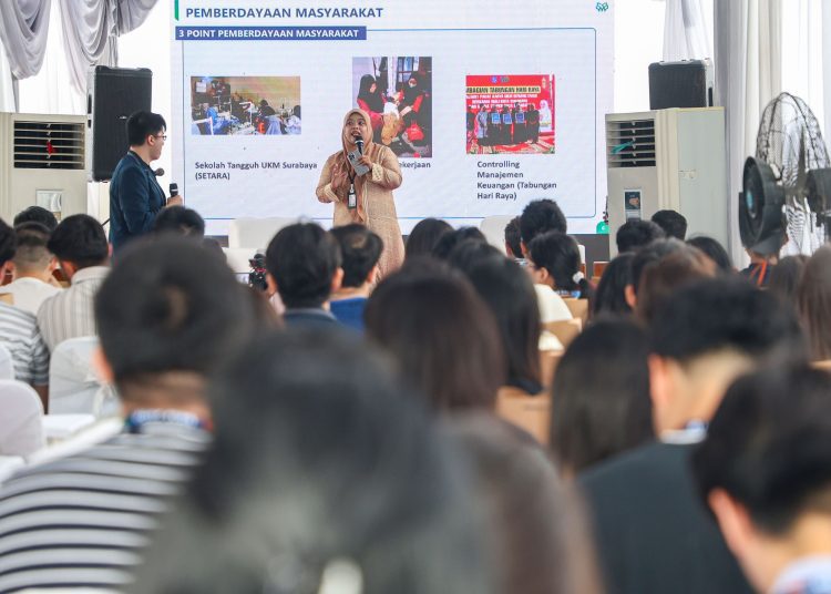 Para mahasiswa dari Universitas Kristen (UK) Petra dan Singapore University of Technology and Design diturunkan untuk memperkuat sistem manajemen Koperasi Sumber Mulia Barokah melalui digitalisasi.