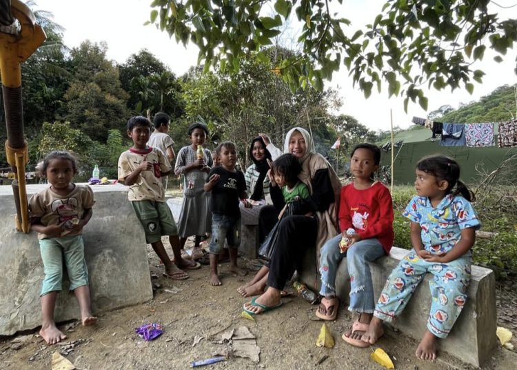 Relawan ITS saat memberikan bantuan psikologis terhadap anak-anak korban terdampak bencana banjir di Sumatera.