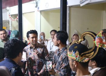 Wakil Gubernur Jatim Emil Elestianto Dardak saat menghadiri Festival Budaya bertajuk “Kridhakan Para Pandawa” di Aula Pasar Burung Gang Dolly.