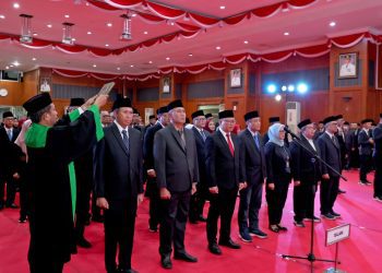 Pengambilan sumpah jabatan dalam pelantikan di Graha Sawunggaling Surabaya.