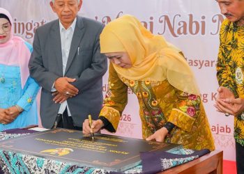 Penandatanganan prasasti sebagai tanda peresmian ruang vaksinasi internasional RSI Masyithoh Bangil, Pasuruan.