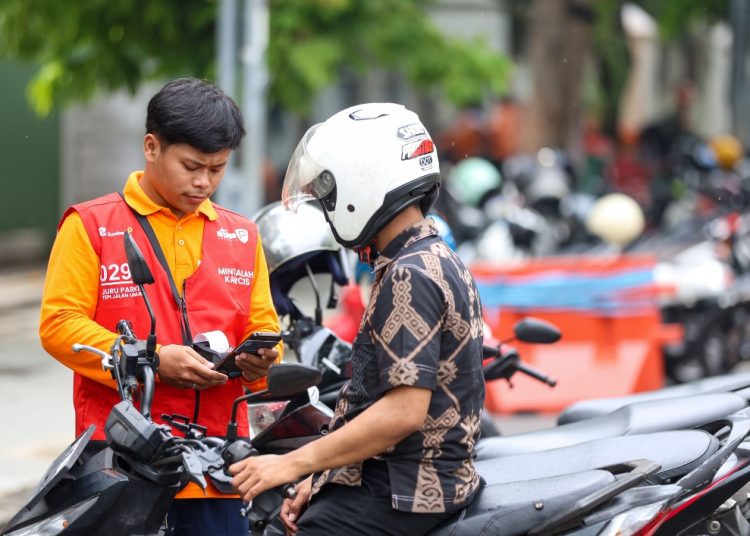 Foto ilustrasi, penerapan parkir dengan pembayaran nontunai si kawasan Balai Kota Surabaya.