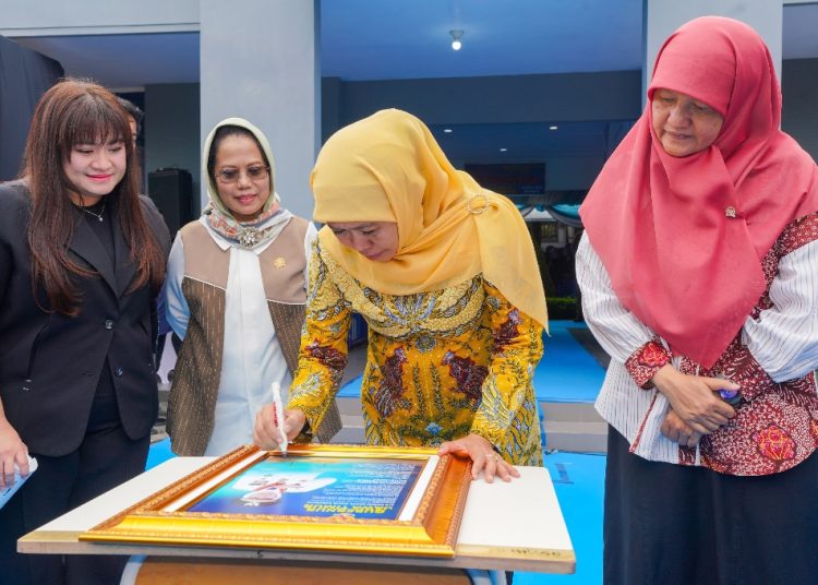 Gubernur Jatim Khofifah Indar Parawansa saat meresmikan Resource Center Untuk Deteksi dan Intevensi Dini Ketunarunguan.