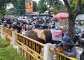 Paguyuban Jagal dan Pedagang Daging Rumah Potong Hewan (RPH) Pegirian saat  aksi unjuk rasa di depan Gedung DPRD Kota Surabaya.