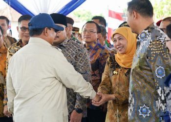 Presiden Prabowo Subianto menyalami Gubernur Jatim Khofifah Indar Parawansa dalam peresmian SMA Taruna Nusantara Kampus Malang di Desa Gampingan, Kecamatan Pagak, Kabupaten Malang.