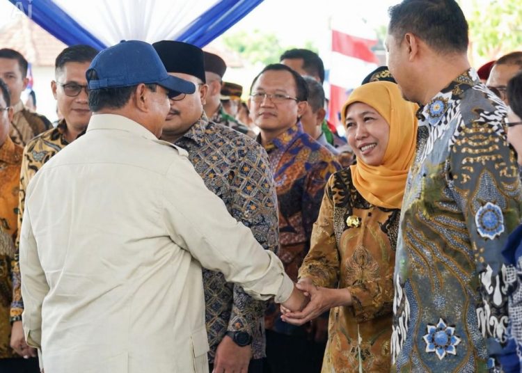 Presiden Prabowo Subianto menyalami Gubernur Jatim Khofifah Indar Parawansa dalam peresmian SMA Taruna Nusantara Kampus Malang di Desa Gampingan, Kecamatan Pagak, Kabupaten Malang.