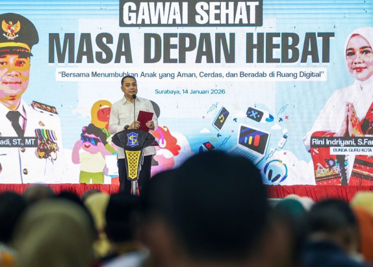 Wali Kota Surabaya Eri Cahyadi saat sosialisasi Surat Edaran Wali Kota Surabaya Nomor 400.2.4/34733/436.7.8/2025 tentang Penggunaan Gawai (HP) dan Internet untuk Anak di Kota Surabaya di Convention Hall Surabaya.