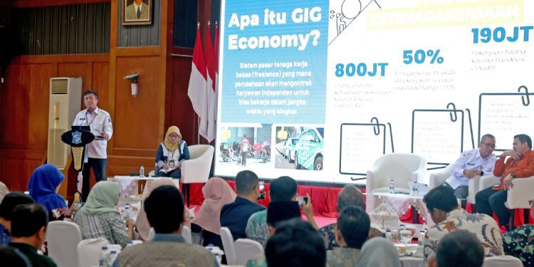 Kepala Bappeda Surabaya Irvan Wahyudrajad dalam rakor yang diikuti para kepala perangkat daerah bersama lebih dari 100 rektor atau perwakilan perguruan tinggi negeri.