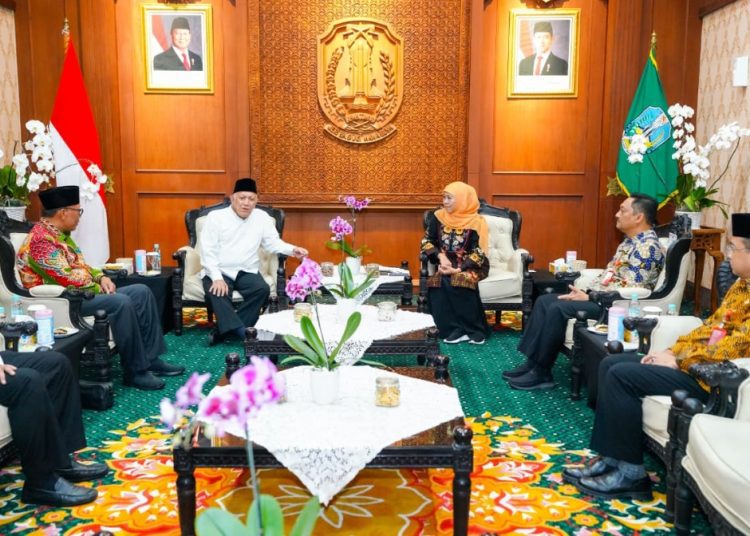 Gubernur Khofifah Indar Parawansa saat menerima silaturrahmi jajaran PWNU Jawa Timur di Gedung Negara Grahadi, Surabaya.