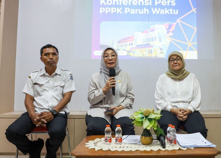Konferensi pers tentang terkait mekanisme pencairan upah bagi Pegawai Pemerintah dengan Perjanjian Kerja Paruh Waktu di Pemkot Surabaya.