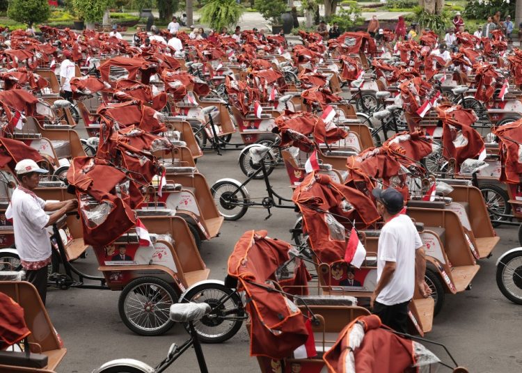 Ratusan becak listrik bantuan dari Presiden Prabowo Subianto.