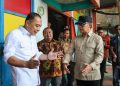 Wali Kota Surabaya Eri Cahyadi mendampingi Wakil Menteri Dalam Negeri (Wamendagri) RI Bima Arya Sugiarto meninjau Rumah Pompa Darmo Kali.