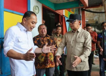 Wali Kota Surabaya Eri Cahyadi mendampingi Wakil Menteri Dalam Negeri (Wamendagri) RI Bima Arya Sugiarto meninjau Rumah Pompa Darmo Kali.