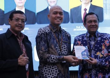 Foto bersama di sela kegiatan bertajuk Capacity Building Awareness Nuklir 2026 di Auditorium Tower 2 ITS.