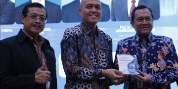 Foto bersama di sela kegiatan bertajuk Capacity Building Awareness Nuklir 2026 di Auditorium Tower 2 ITS.