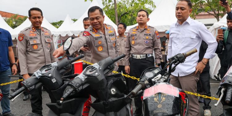 Wali Kota Surabaya Eri Cahyadi mendatangi bazar pengembalian barang bukti berupa 1.050 unit sepeda motor hasil sitaan dan temuan untuk dikembalikan kepada pemiliknya.