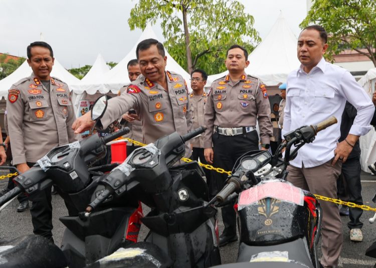 Wali Kota Surabaya Eri Cahyadi mendatangi bazar pengembalian barang bukti berupa 1.050 unit sepeda motor hasil sitaan dan temuan untuk dikembalikan kepada pemiliknya.