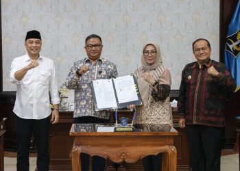 Penandatanganan Memorandum of Understanding antara Badan Kepegawaian dan Pengembangan Sumber Daya Manusia Pemkot Surabaya dengan Pemkot Jambi di ruang sidang wali kota Surabaya.
